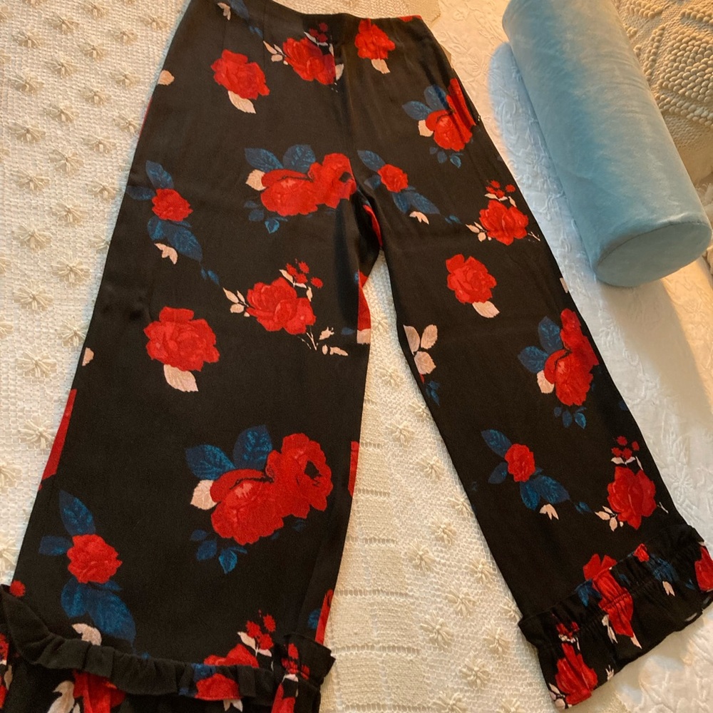 Classic wide leg Club Monaco pants for day or evening!!